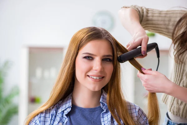 Mulher recebendo seu cabelo feito no salão de beleza — Fotografia de Stock