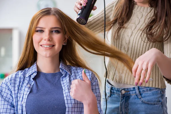 Жінка робить волосся в салоні краси — стокове фото