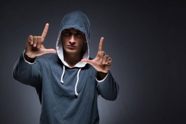 Sanal düğmelere basan genç adamın icat kavramı