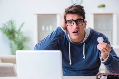 Genç adam evde bitcoin çıkartıyor.