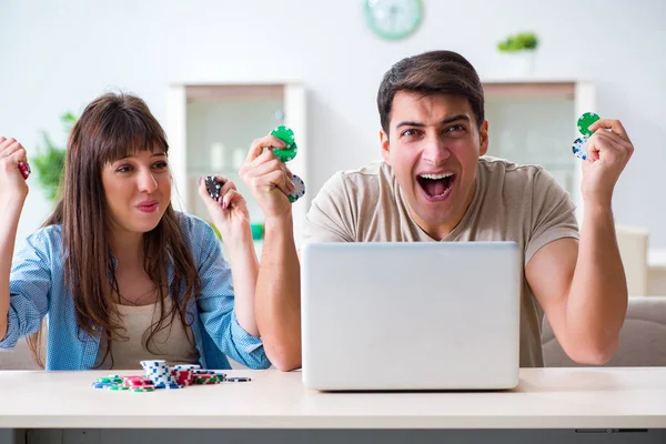 Couple wnning money in online casino — Stock Photo, Image
