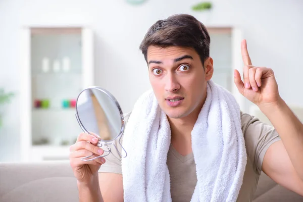 Hombre preparándose para afeitarse en casa — Foto de Stock