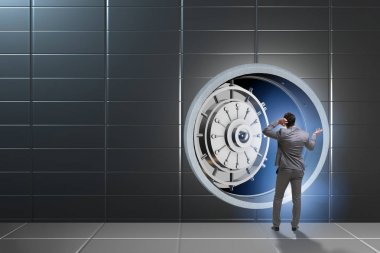 Banka kasasındaki hırsızlıktan endişelenen bir iş adamı.