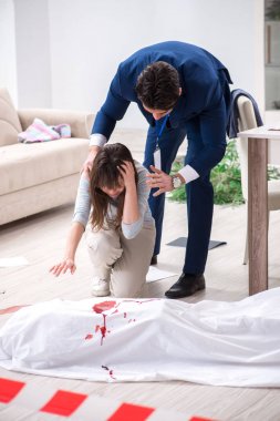 Kurban karısı cinayet mahallinde.