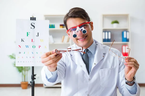 Ophtalmologiste dans le concept de soins oculaires à l'hôpital — Photo