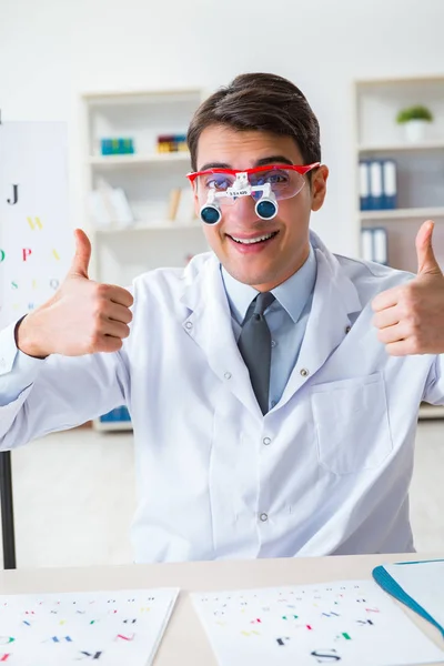 Eye doctor in eyecare concept in hospital — Stock Photo, Image