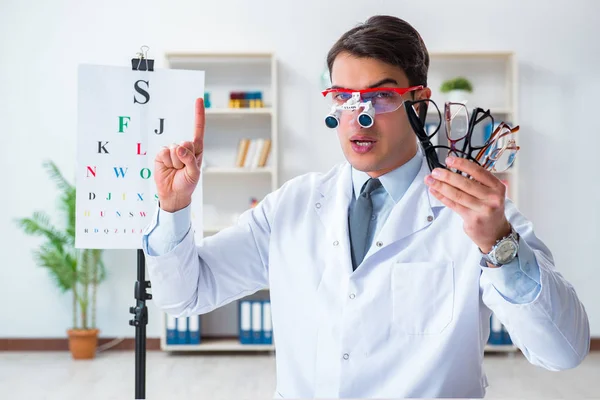 Ophtalmologiste dans le concept de soins oculaires à l'hôpital — Photo