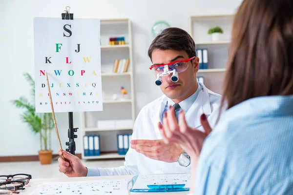 Arts met patiënt bij oogonderzoek — Stockfoto