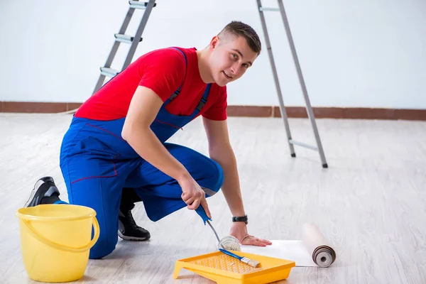 Entreprenör arbetare förbereder sig för tapet dekoration — Stockfoto