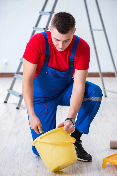 Pintor masculino preparándose para trabajos de pintura en obra — Foto de Stock