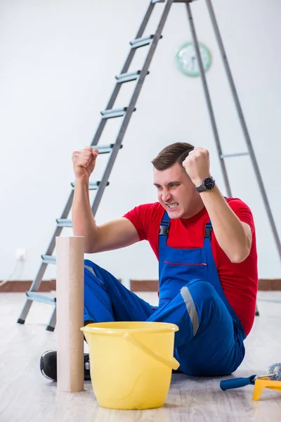 Trabalhador contratante se preparando para decoração papel de parede — Fotografia de Stock