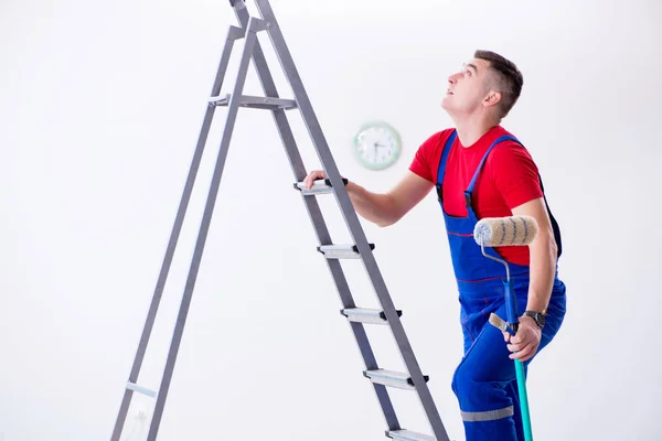 Pintor masculino se preparando para o trabalho de pintura no canteiro de obras — Fotografia de Stock