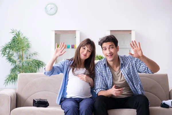 Pareja joven probando gafas de realidad virtual — Foto de Stock