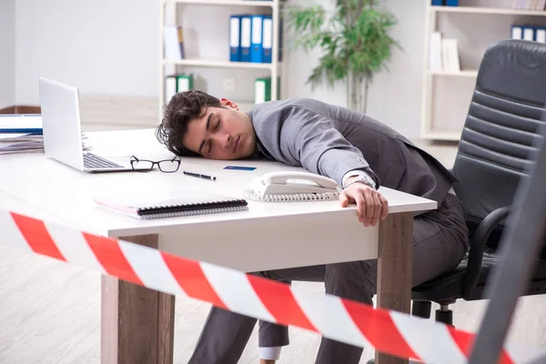 Dead businessman at this desk — Stock Photo, Image