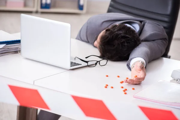 Empleado se suicidó con pastillas — Foto de Stock