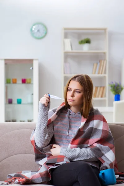 Femme malade souffrant de grippe à la maison — Photo