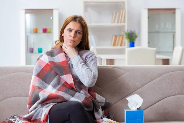 Kranke Frau leidet zu Hause an Grippe — Stockfoto