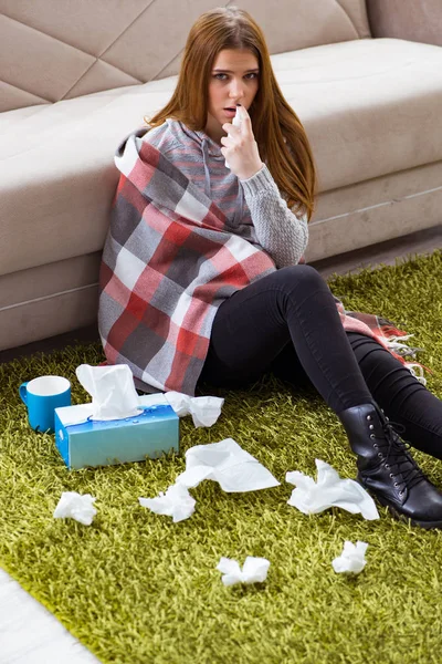 Evde grip hastası bir kadın var. — Stok fotoğraf