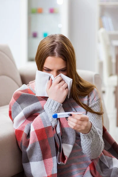 Evde grip hastası bir kadın var. — Stok fotoğraf
