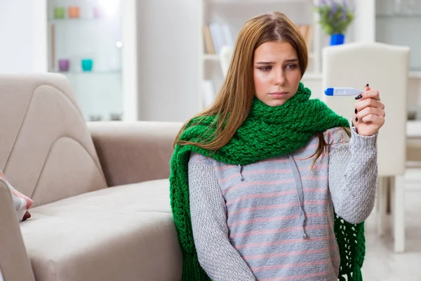 Wanita sakit yang menderita flu di rumah — Stok Foto