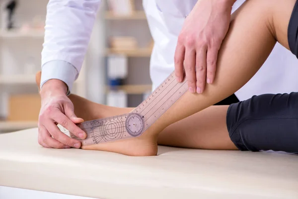 Doctor checking patients joint flexibility — Stock Photo, Image