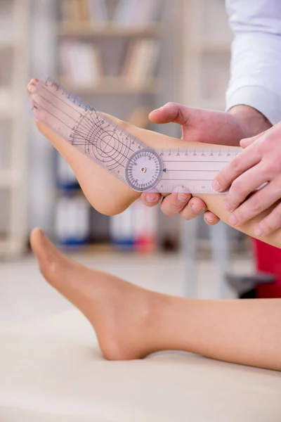 Médico verificando pacientes flexibilidade articular — Fotografia de Stock