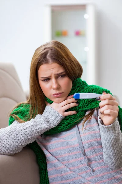 Kranke Frau leidet zu Hause an Grippe — Stockfoto