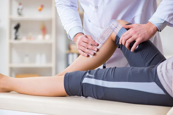 Doctor checking patients joint flexibility — Stock Photo, Image