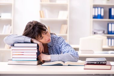 Eğitim konseptinde genç bayan öğrenci