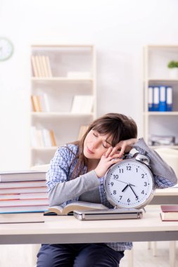 Eğitim konseptinde genç bayan öğrenci