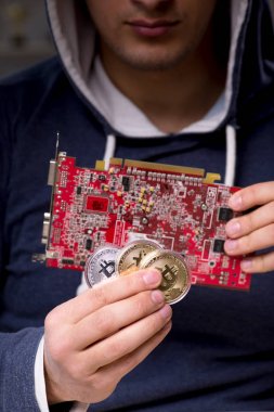 Bitcoin Madencilik Konsepti 'ndeki genç adam