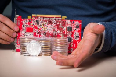 Bitcoin Madencilik Konsepti 'ndeki genç adam