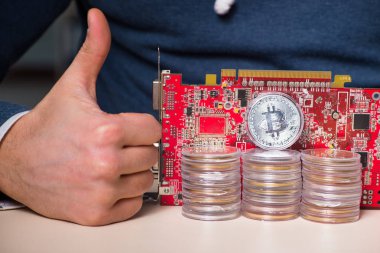 Bitcoin Madencilik Konsepti 'ndeki genç adam