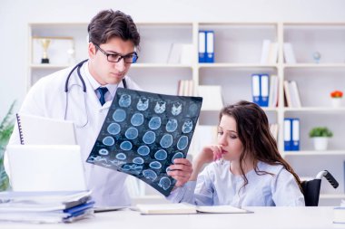 Doktor hastanın röntgen görüntüsü hakkında kötümser hissediyor