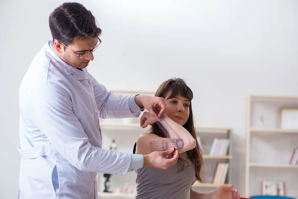 Médico revisando pacientes flexibilidad articular — Foto de Stock