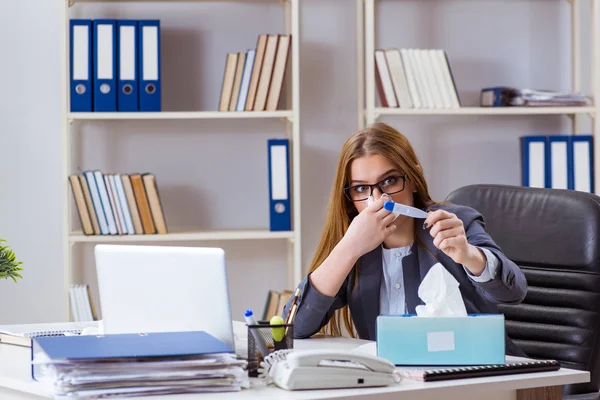 Unternehmerin krank im Büro — Stockfoto