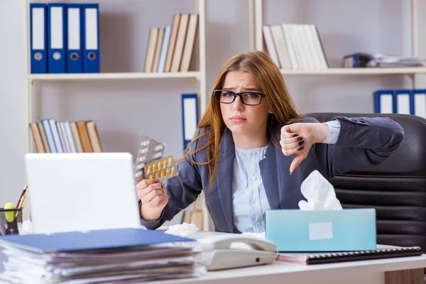 Bizneswoman pracownik chory w biurze — Zdjęcie stockowe