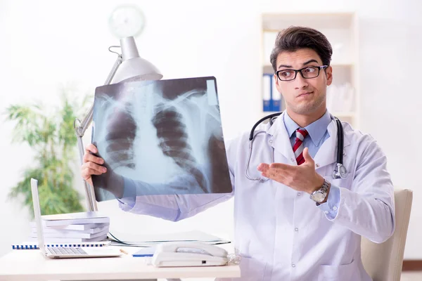 Jonge knappe dokter werkt in ziekenhuiskamer — Stockfoto