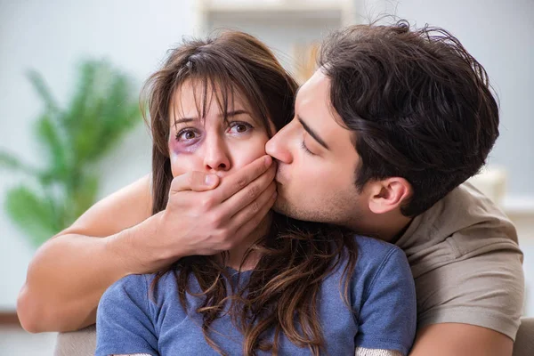 Desparate wife with aggressive husband in domestic violence conc — Stock Photo, Image