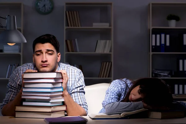 Két diák tanul késő este. — Stock Fotó