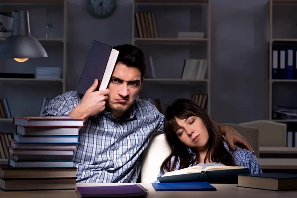 Dos estudiantes estudiando hasta tarde en la noche — Foto de Stock