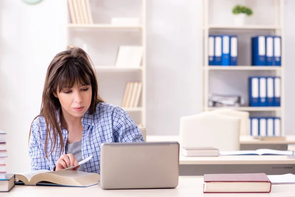 Jonge vrouwelijke student in onderwijsconcept — Stockfoto