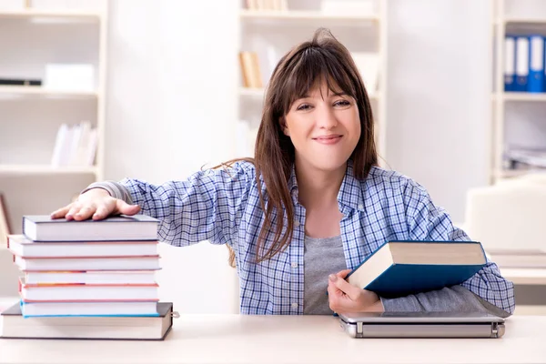 Joven estudiante en concepto educativo — Foto de Stock