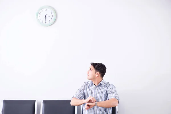 L'homme attend nerveusement dans le hall — Photo