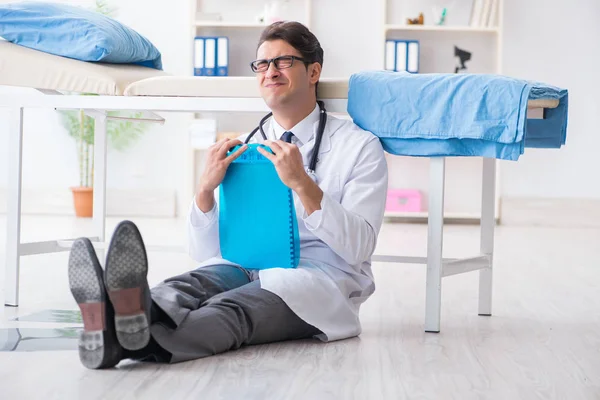 Arzt sitzt im Krankenhaus auf dem Boden — Stockfoto