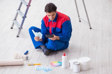 Boyama işi için renkleri eşleştirmeye çalışan genç ressam