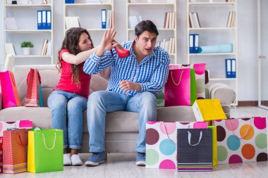 Alışveriş yaptıktan sonra genç çift.