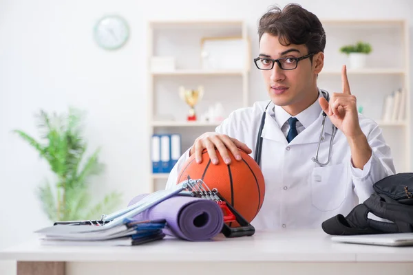 Doktor öğle arasında spora gidiyor. — Stok fotoğraf