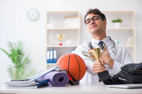 Doktor öğle arasında spora gidiyor. — Stok fotoğraf