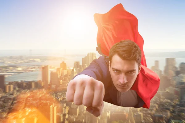 Superheld vliegen over de stad — Stockfoto